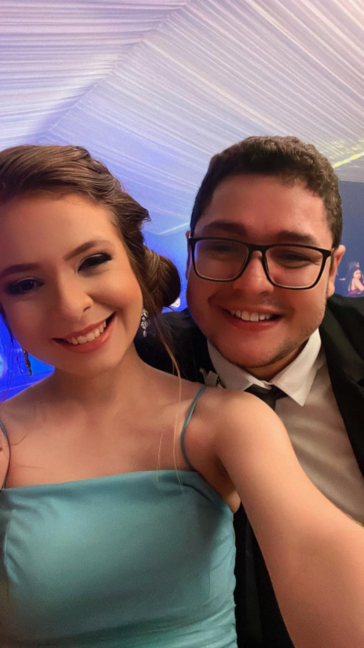 Vitória e Adrison sorrindo juntos na festa