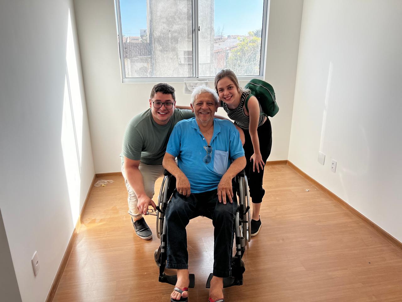 Vitória e Adrison acompanhados em uma foto dentro do apartamento